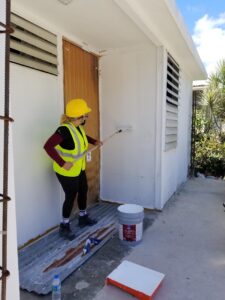 Aplicación de primera mano pintura lado frontal de la casa