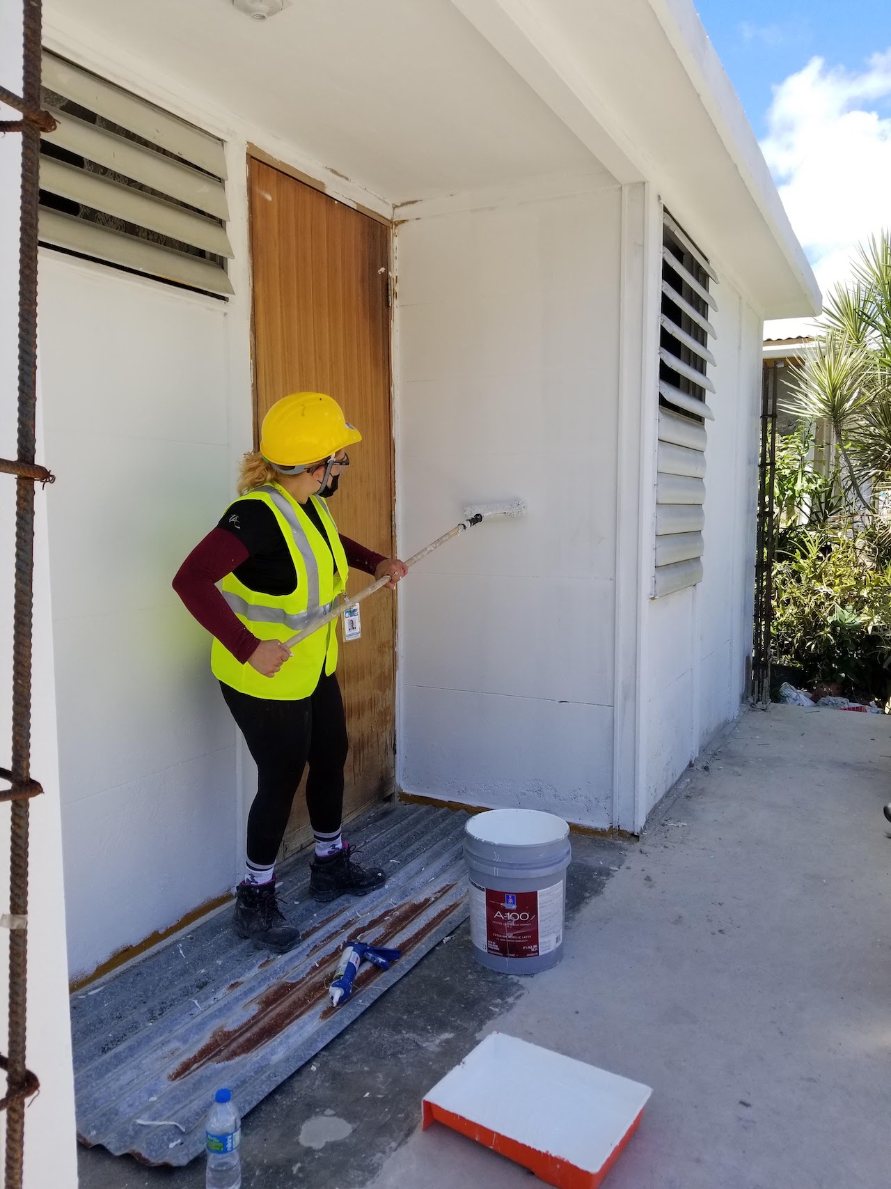 Aplicación de primera mano pintura lado frontal de la casa