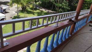 Barandales en area de balcon instalados y pintados con primer y dos manos de pintura