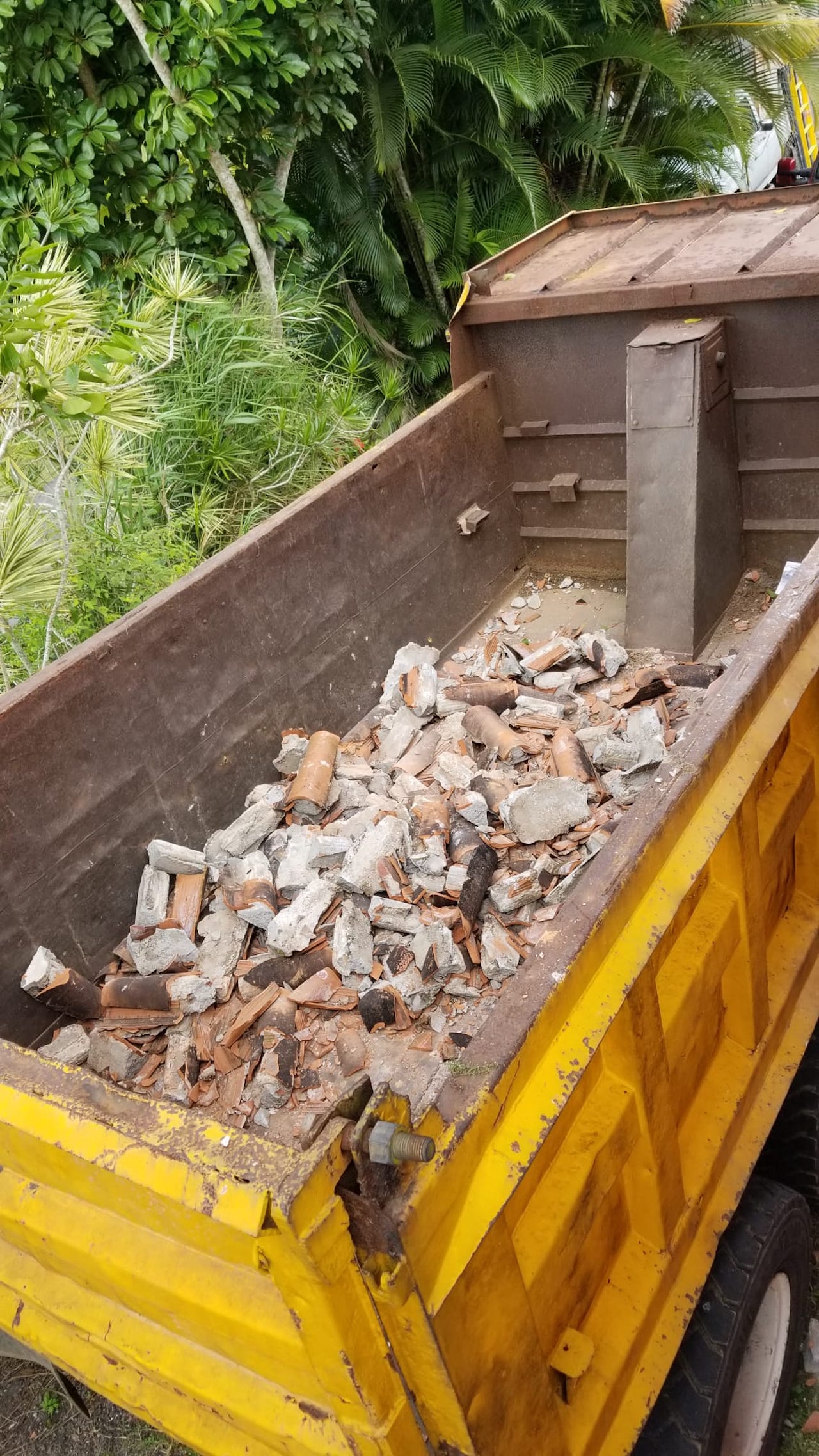 Disposicion de tejas y hormigon en camion tumba 20yds