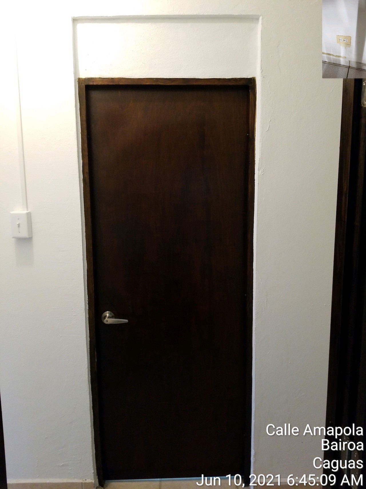 Instalacion terminada de puerta de madera con segunda mano de barniz Room #2