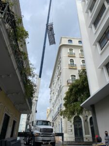 Levantamiento de materiales (barandas, bombas, anclajes y base para la Torre de Enfriamiento (11)