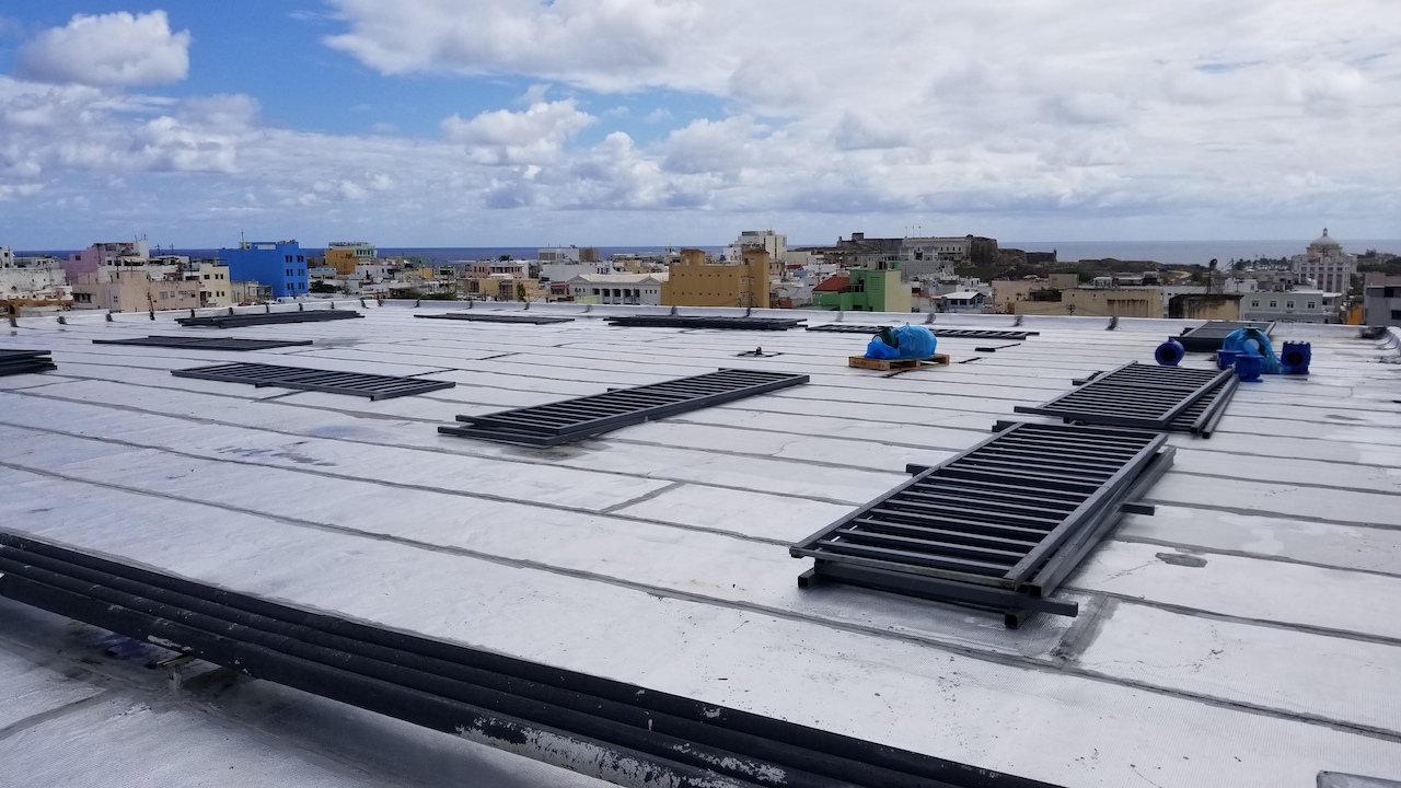 Levantamiento de materiales (barandas, bombas, anclajes y base para la Torre de Enfriamiento (2)
