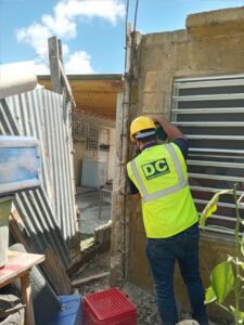 Repicado de cemento en varilla expuesta & aplicacion de anticorrosivo en pared trasera cuarto #2 (2)