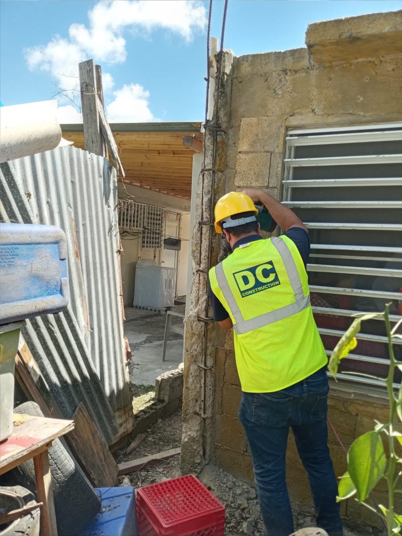 Repicado de cemento en varilla expuesta & aplicacion de anticorrosivo en pared trasera cuarto #2 (2)